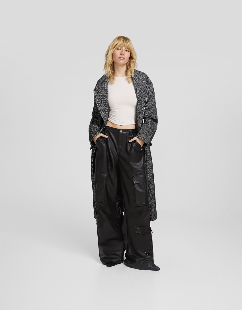 Calça cargo com vários bolsos e efeito couro