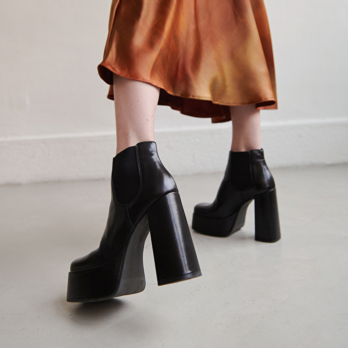 Boots à plateformes et bouts carrés  en cuir noir