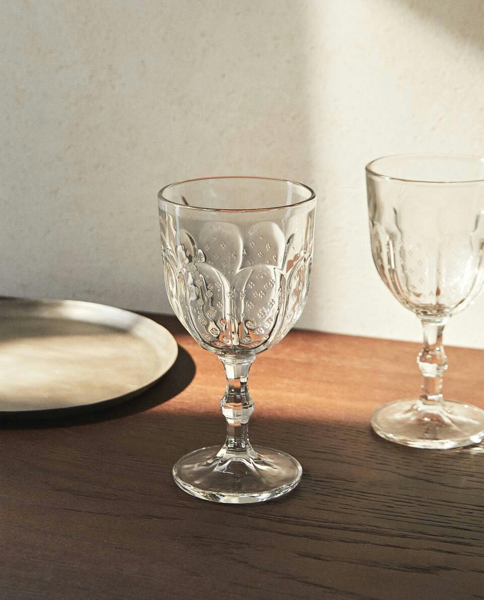 TAÇA DE VINHO COM DESIGN EM RELEVO