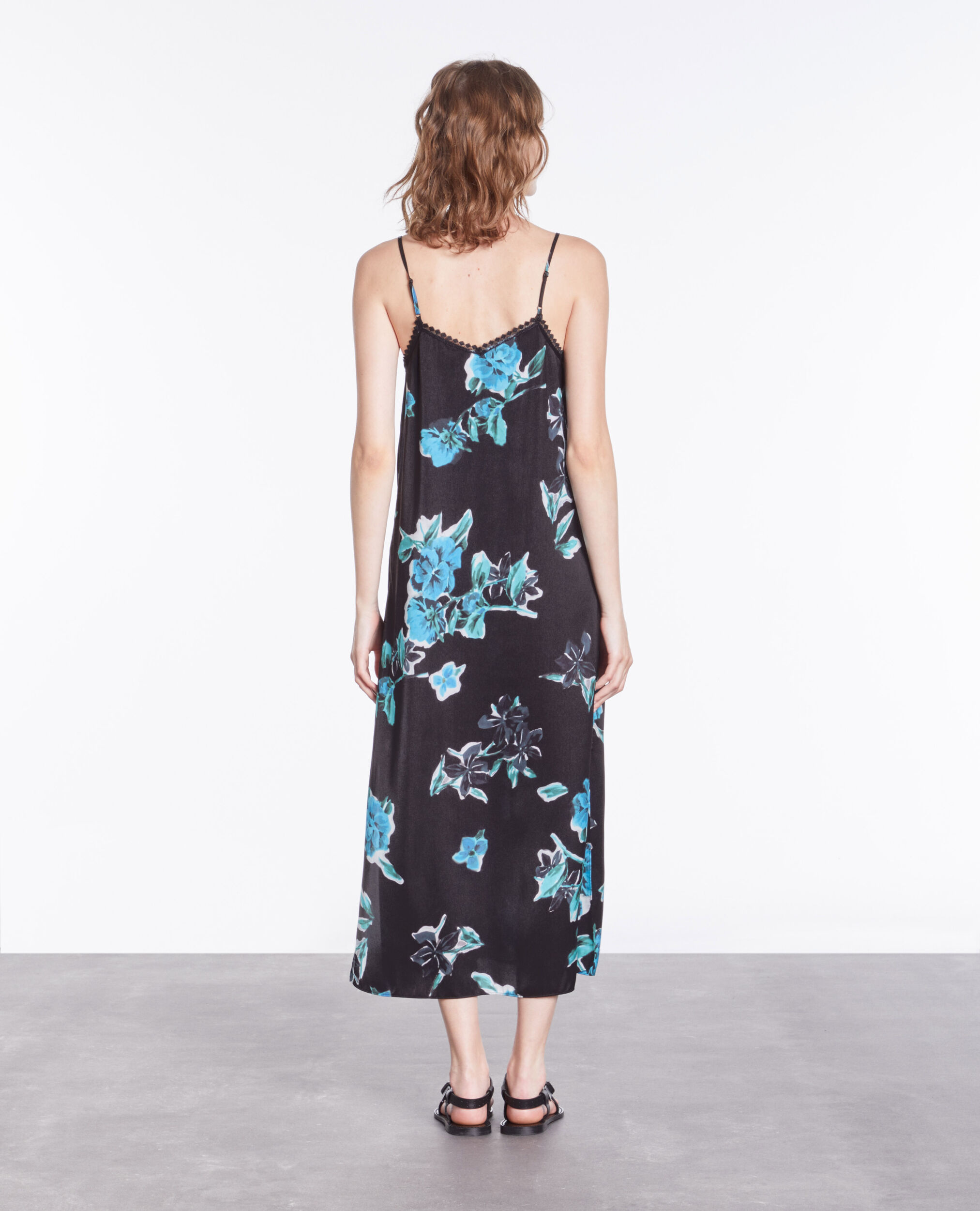 Robe nuisette longue imprimée avec détails en dentelle