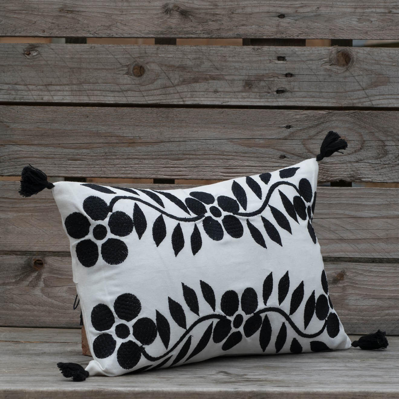 Febronie Housse de coussin Matisse brodée noire - 50x30 cm