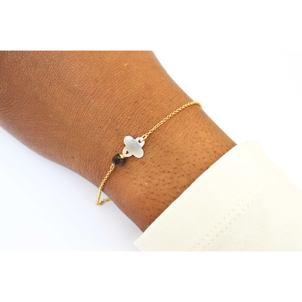 Bracelet orné  d'une  pierre Obsidienne et d'un connecteur de nacre