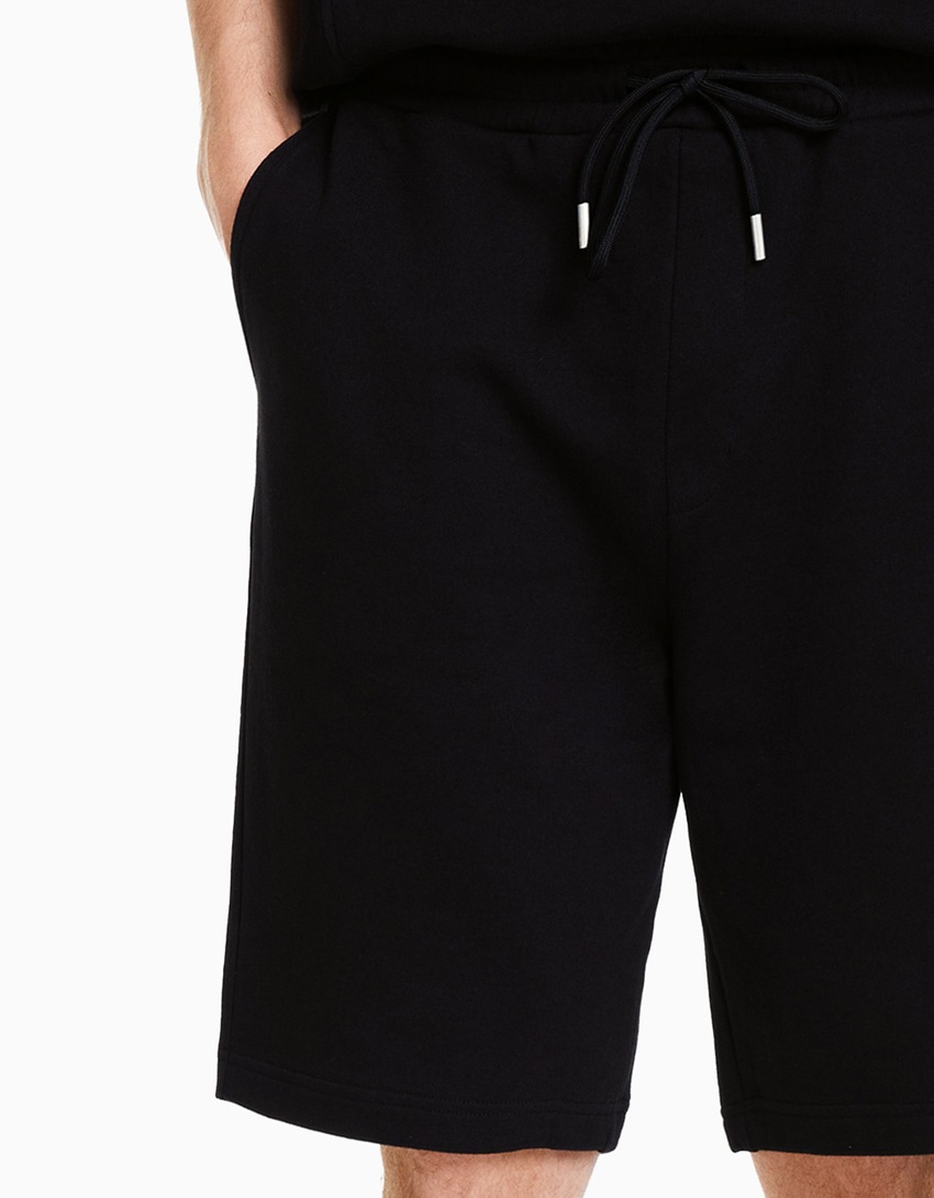 Bermuda de pelúcia BERSHKA com BIZARRAP e strass.