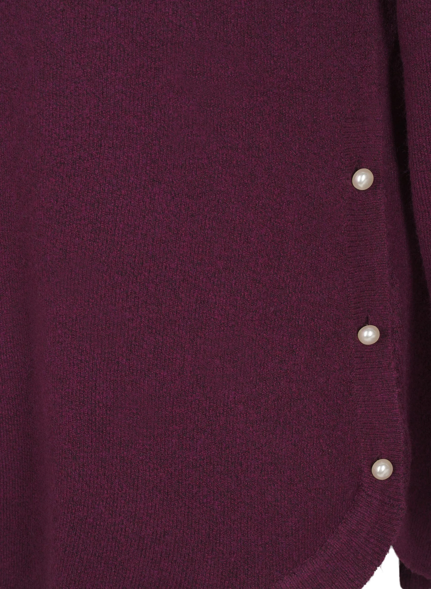 Strikbluse med perledetaljer