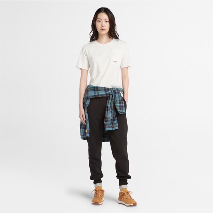 Camiseta feminina branca com bolso inclinado