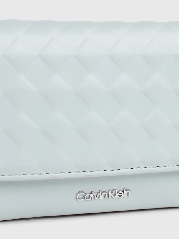 Carteira pequena acolchoada com proteção RFID e três dobras.