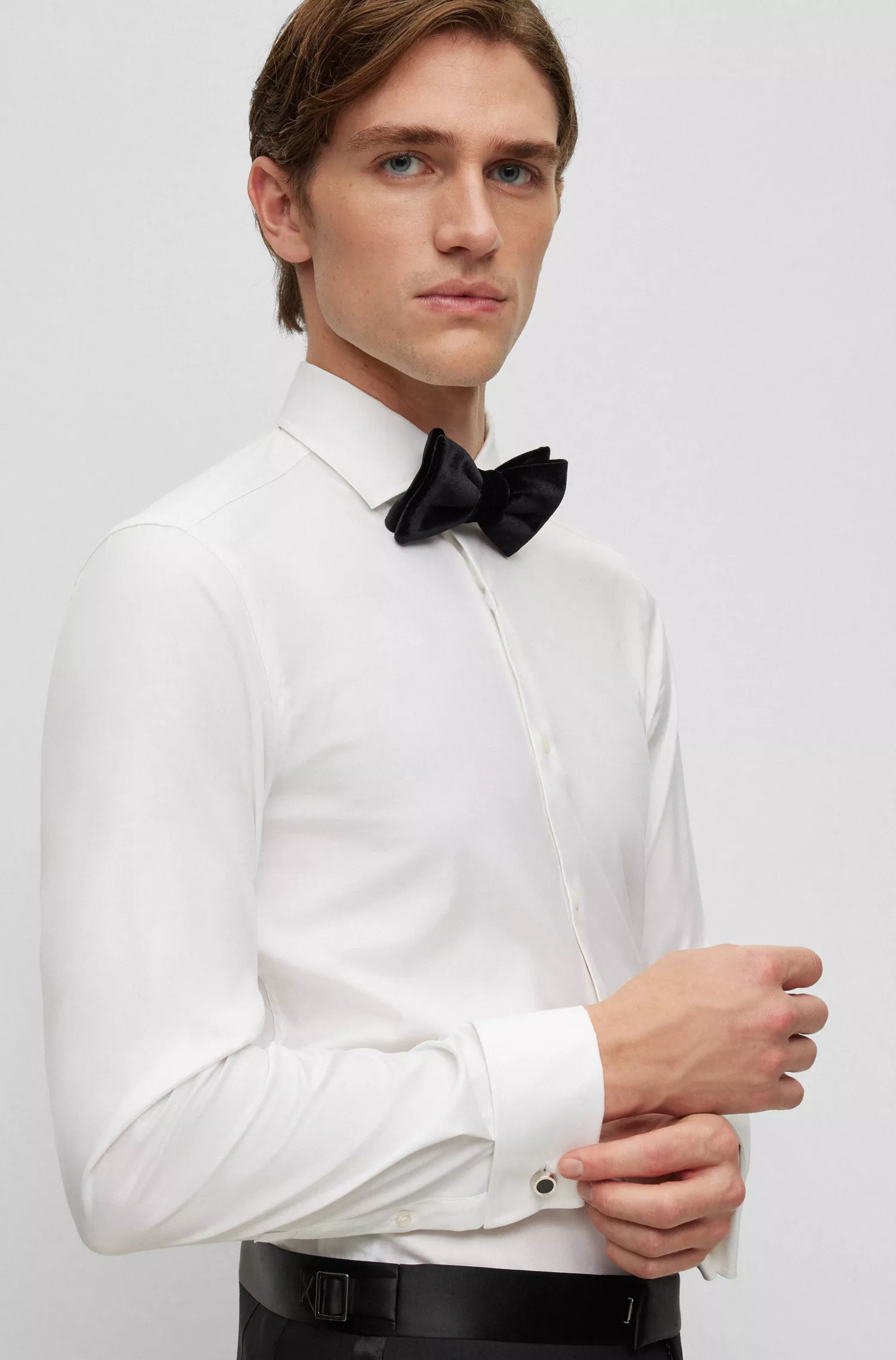Camisa BOSS preta de corte slim em algodão elástico com punhos duplos.