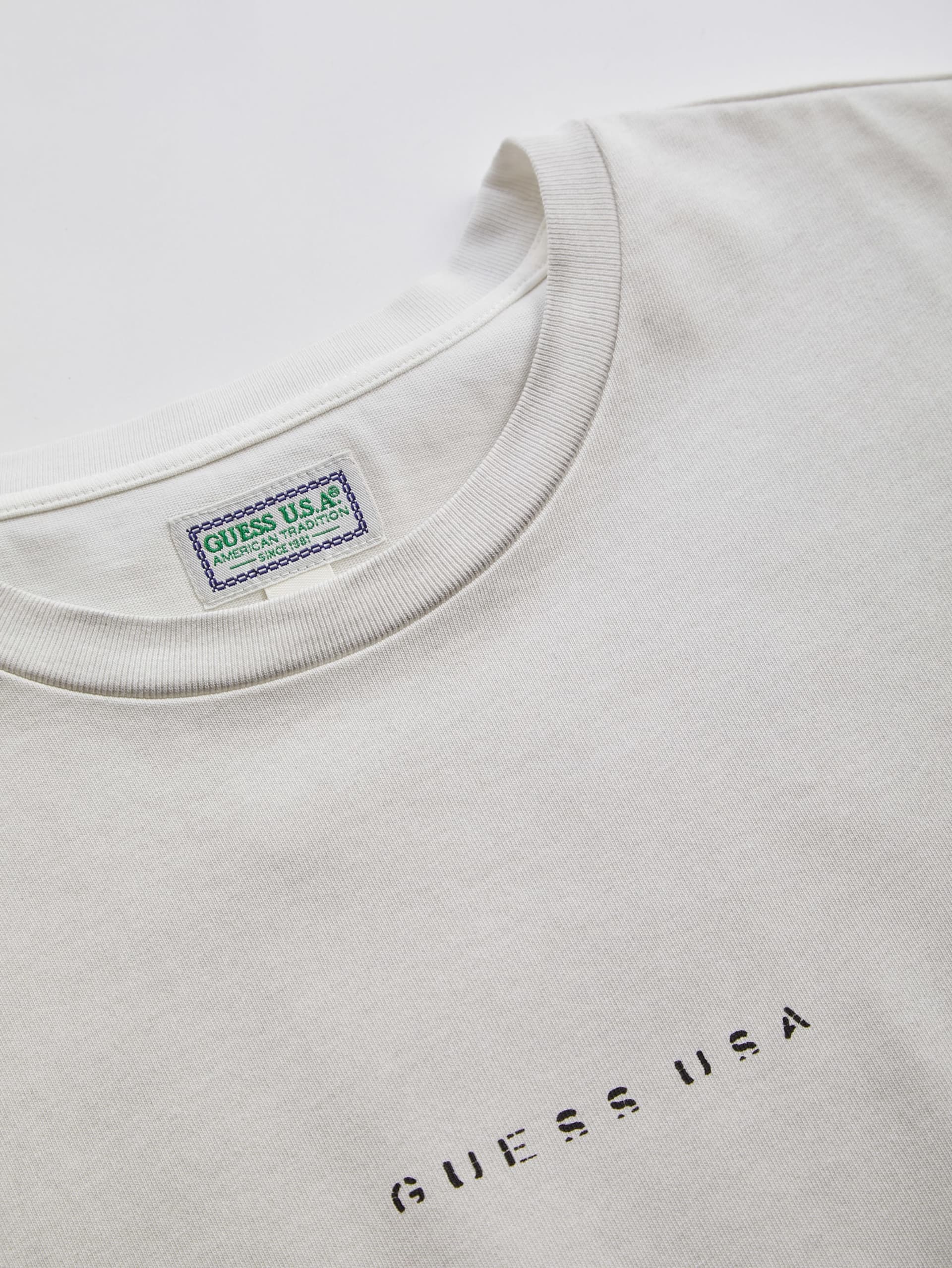 camiseta com logo desgastado