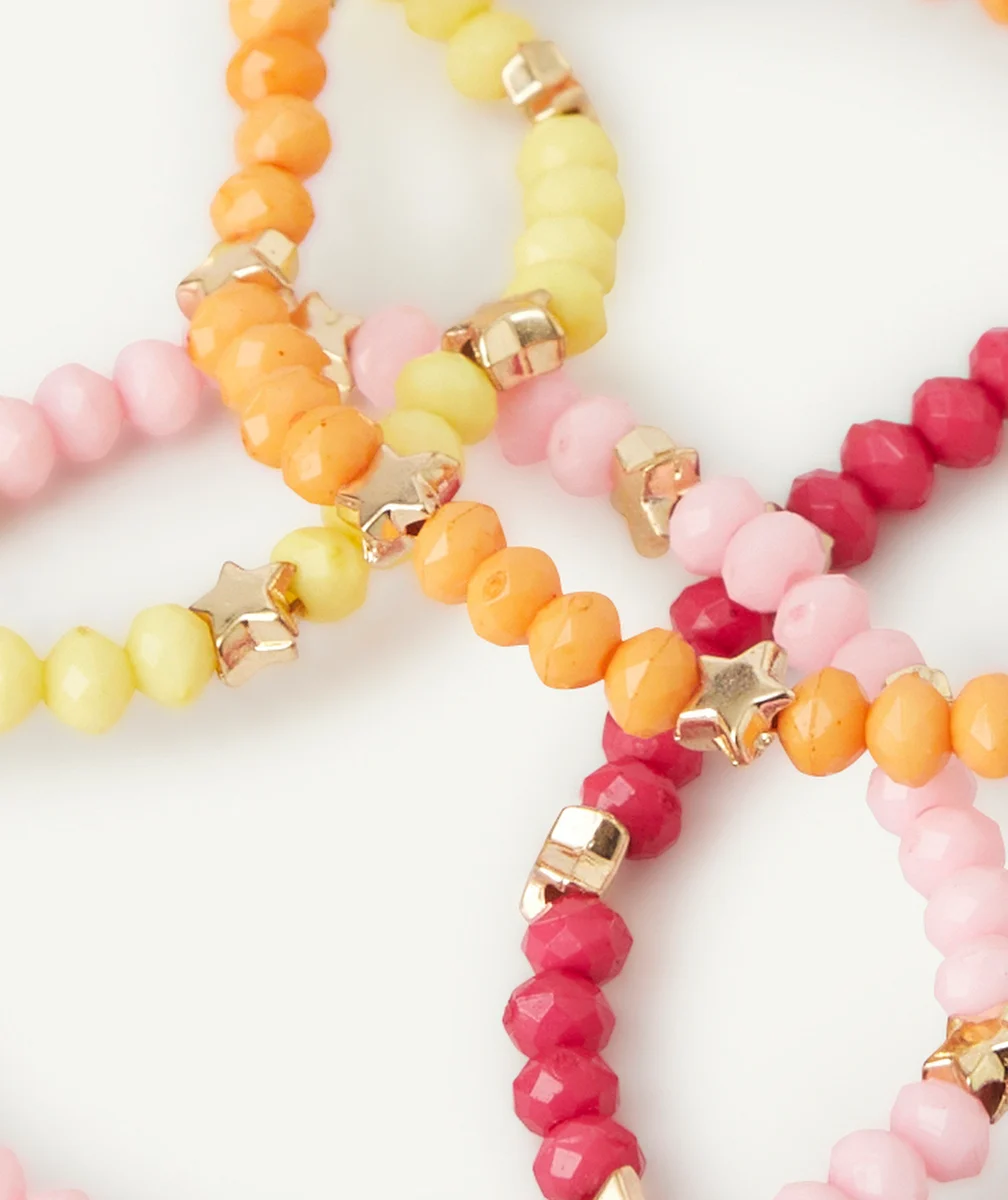 LE LOT DE 4 BRACELETS DE PERLES COLORÉES ET DORÉES
