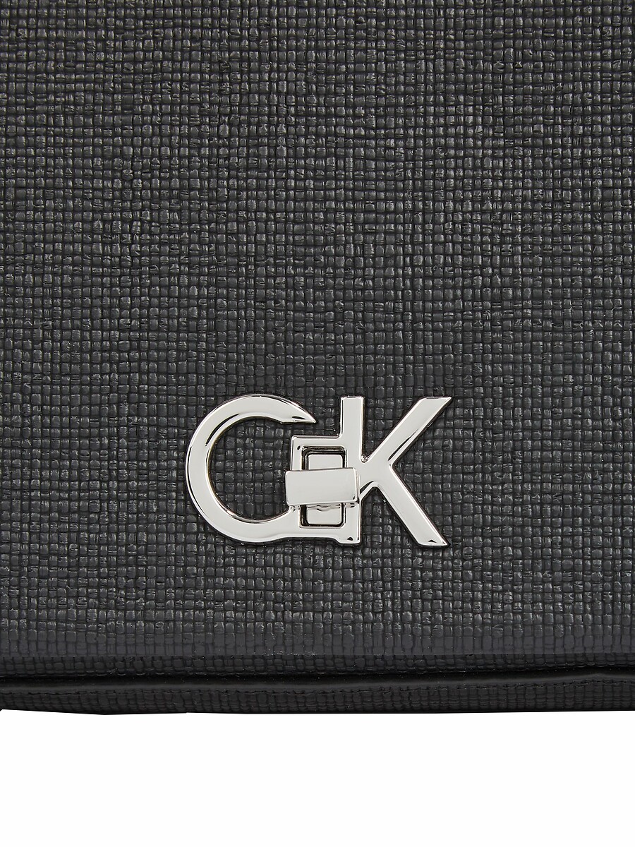 CALVIN KLEIN<br>Bolsa de ombro com fecho de aba