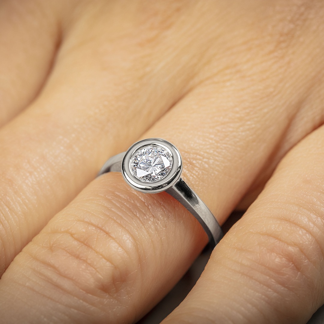 0.70 Karat GIA-Diamant Verlobungsring 750/18 K Weissgold in Zargenfassung