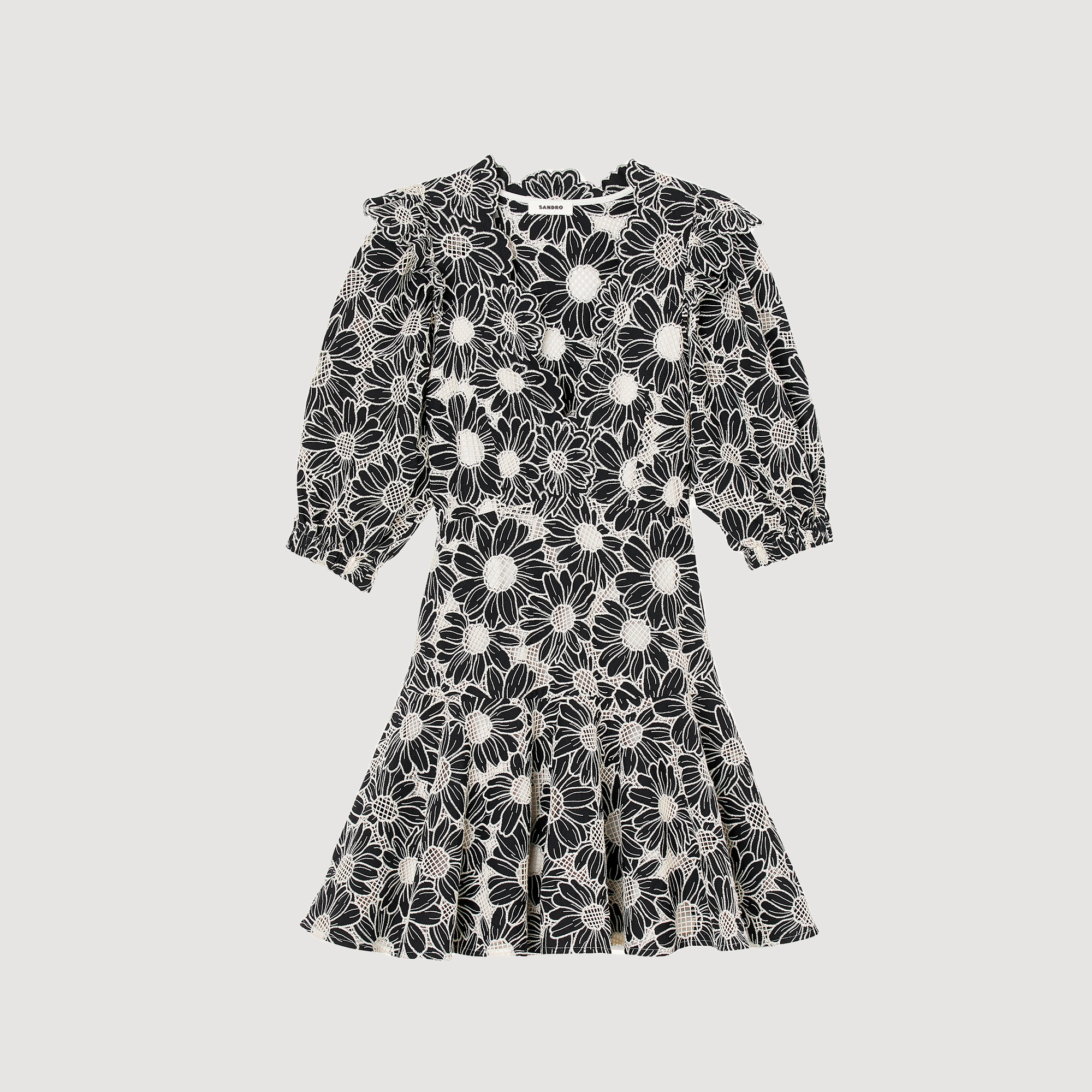 Robe courte au tissu brode