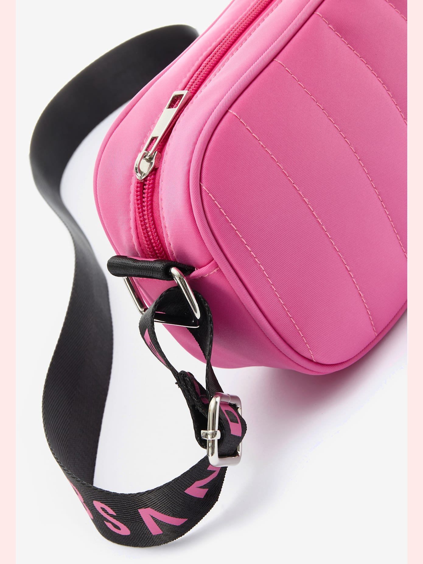 Mini-sac avec matelassage tendance et logo imprimé sur la bandoulière