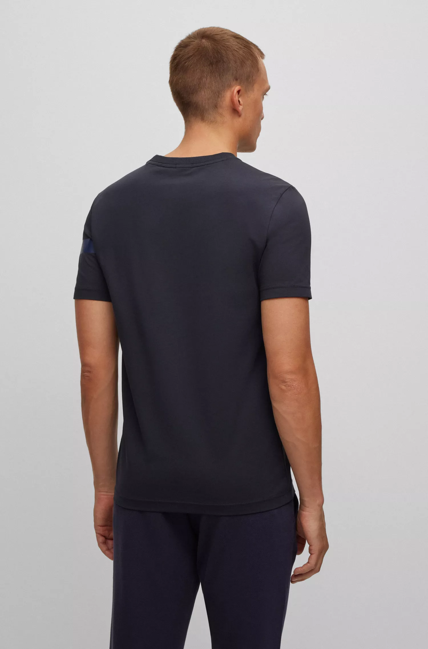 Camiseta BOSS verde em algodão stretch com listras e logotipo.
