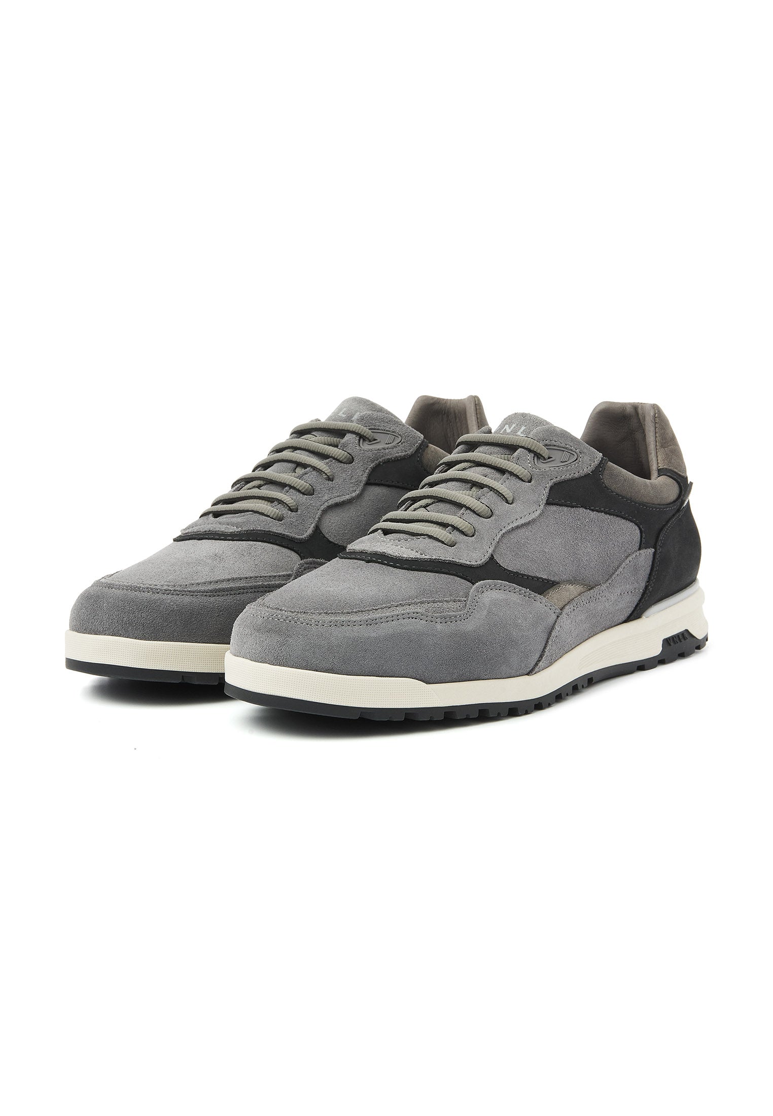 De nieuwe Ravello sneaker is de perfecte mix van modern design en ultiem comfort. Deze Ravello is uitgevoerd in hoogwaardig Italiaans suède. Dit soepele materiaal heeft een unieke en veelzijdige uitstraling. Het subtiele kleurcontrast, gecombineerd m