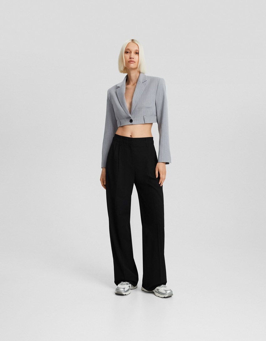 Blazer curto com risca de giz