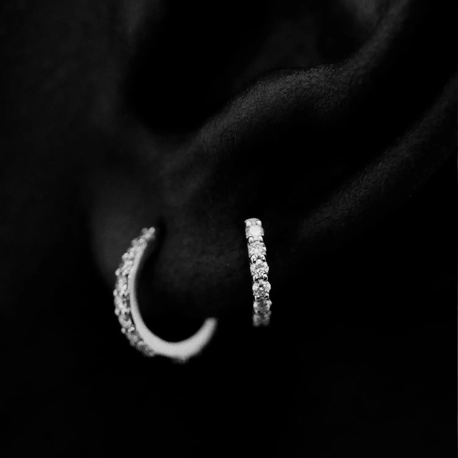Maria Black Rainbow 8 Huggie Ørering Single 14 kt. Hvidguld 0,092 ct. H1001WMD