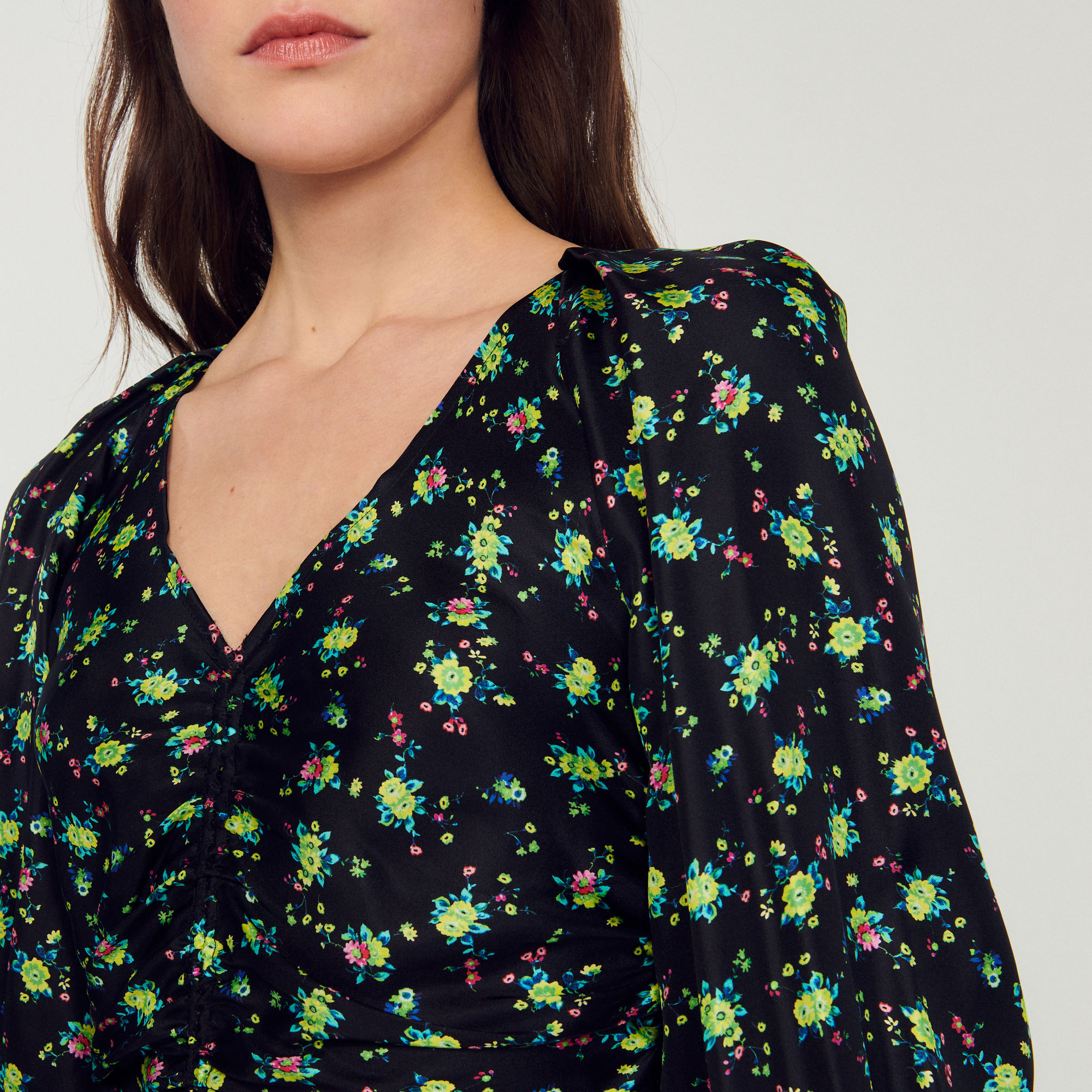 Robe courte froncee á imprime fleuri