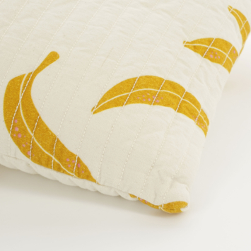 Sierkussen banaan off white - l55xb35xh10cm
