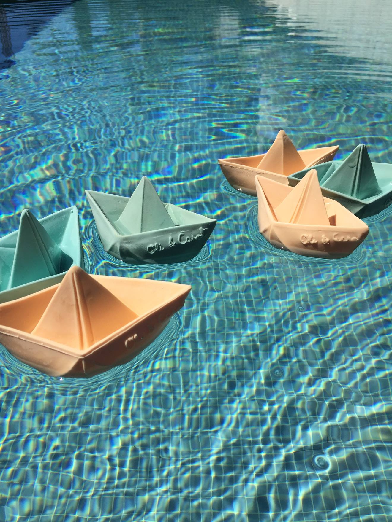 Brinquedo de banho em forma de barco de origami