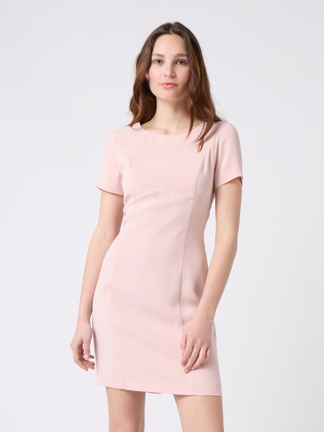 Robe court avec découpes dans le dos