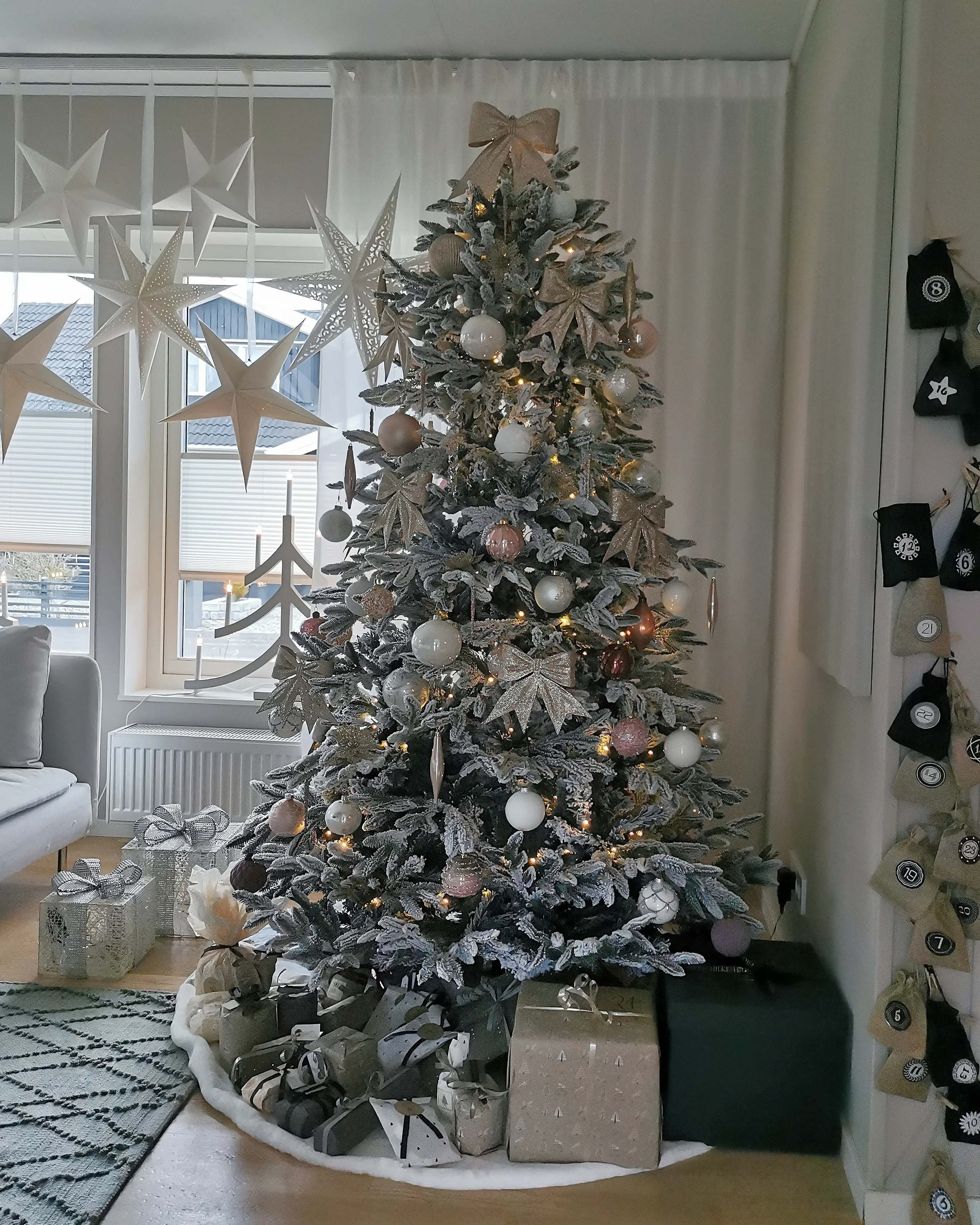 Besneeuwde kunstkerstboom BASSIE 210 cm Wit