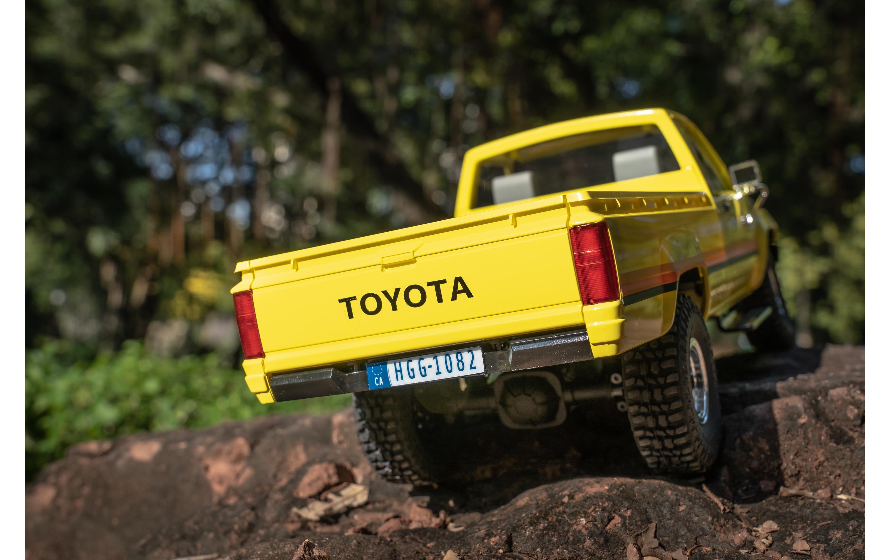 Scale Crawler Toyota Hilux 1983, 4WD RTR, 1:18<br>Detailgetreuer RC Pickup im Massstab 1:18