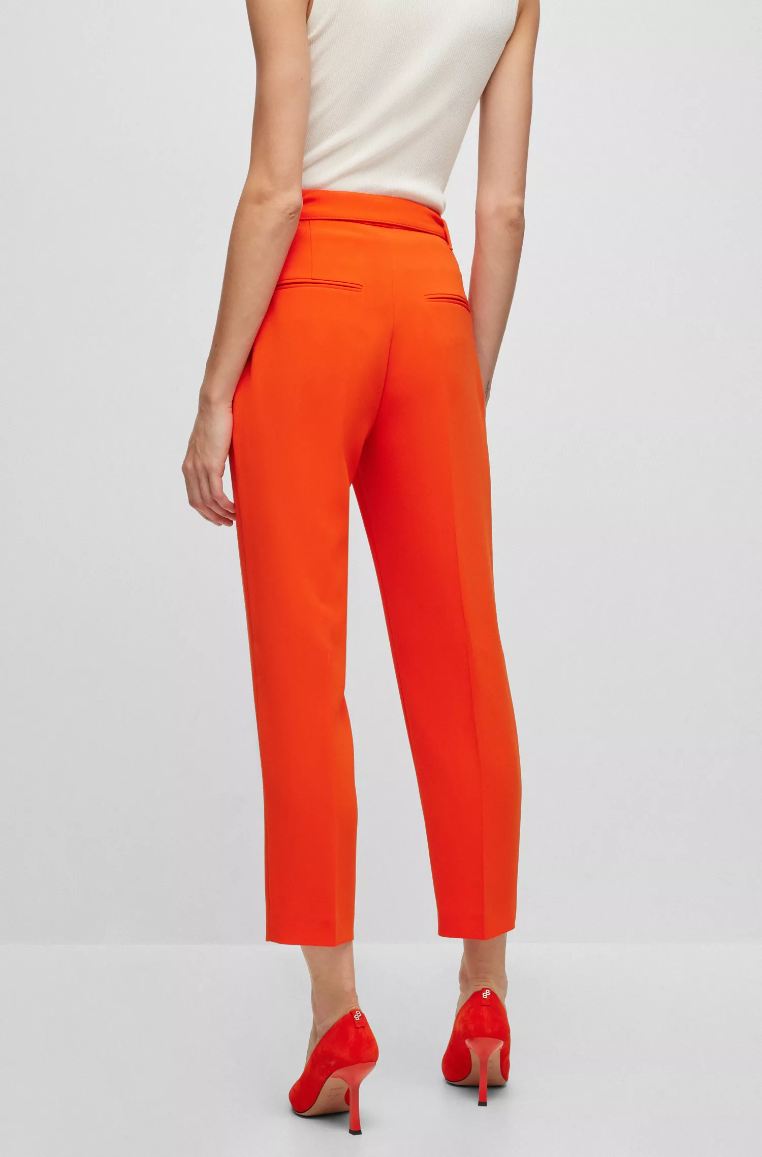 Calça cropped preta BOSS de corte regular em crepe japonês.