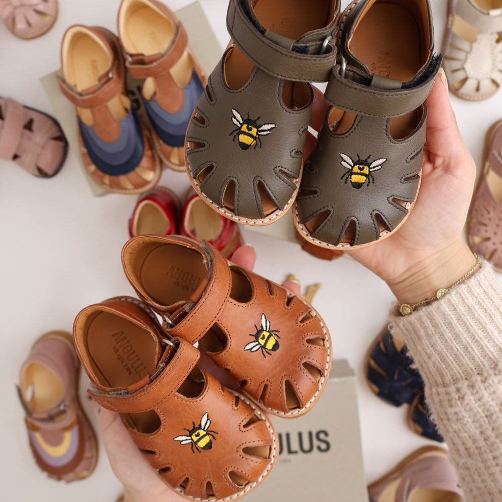 Køb Angulus Forrest Begynder Sandal Med Bi Broderi