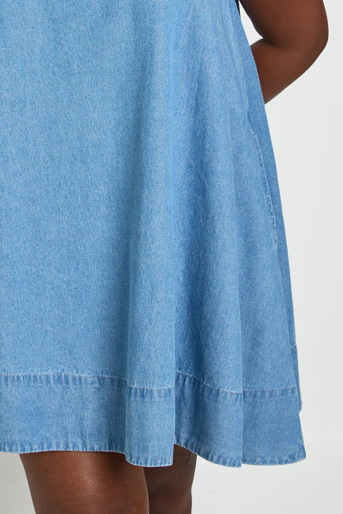 boohoo Robe Trapèze Dos Nageur En Chambray Grande Taille