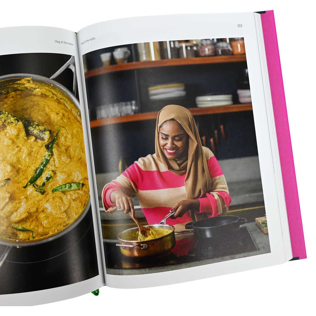 Nadiya's Simple Spices: A guide to the eight kitchen must haves recommended by the nation's favourite cook (Hardback)