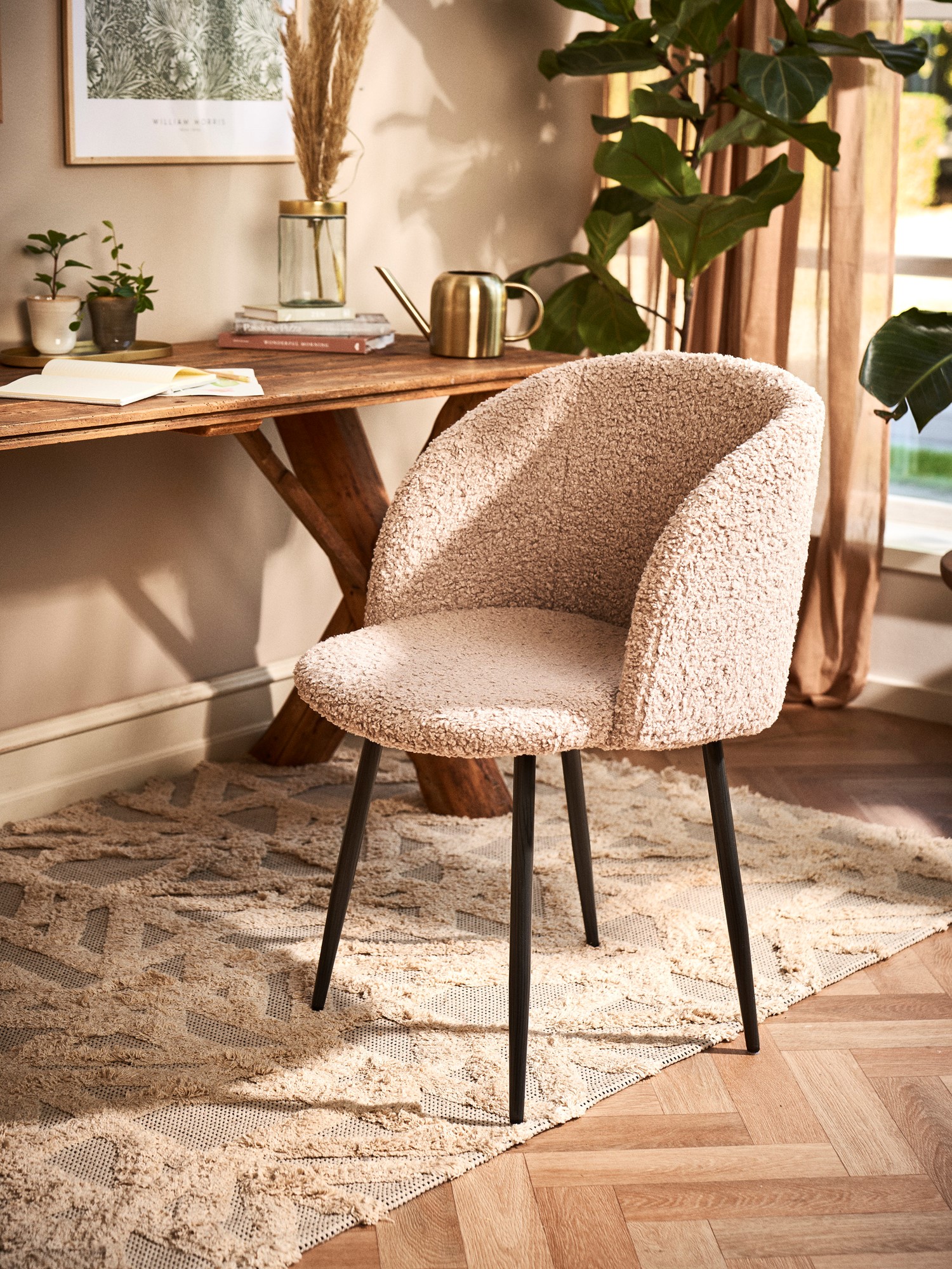 Stol i teddystof | Polyester/polyurethan/stål. 54 x 47 x 81 cm. | Light Brown