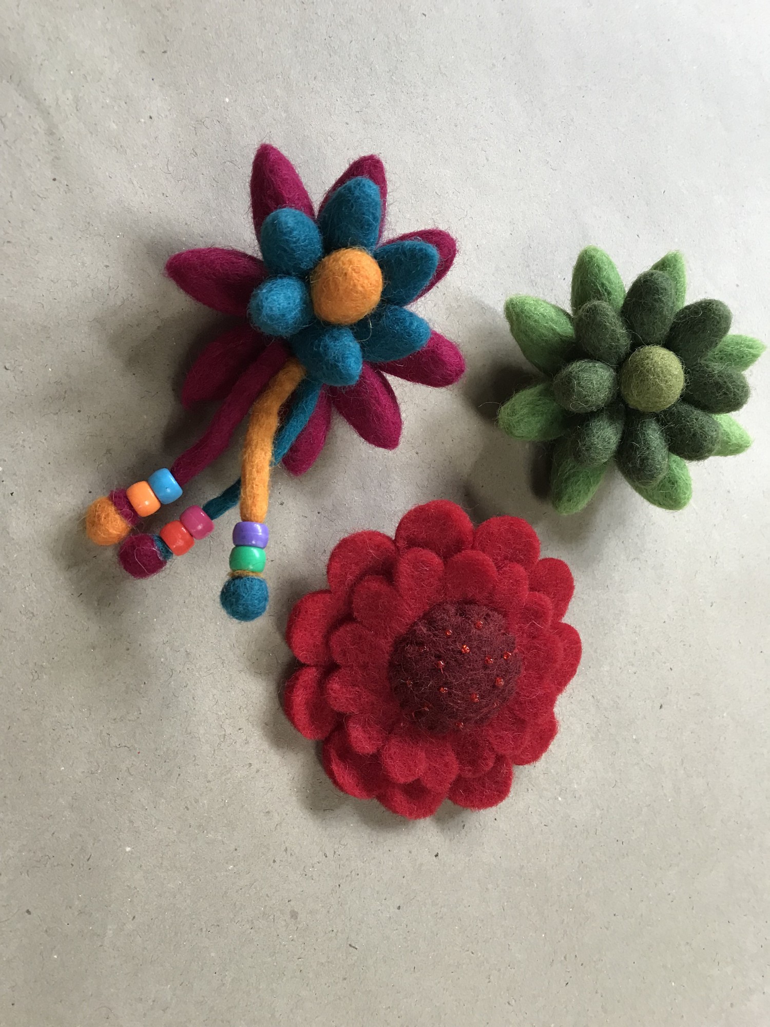 Filz-Brosche 'Blume', rot, Ø 9 cm günstig bestellen