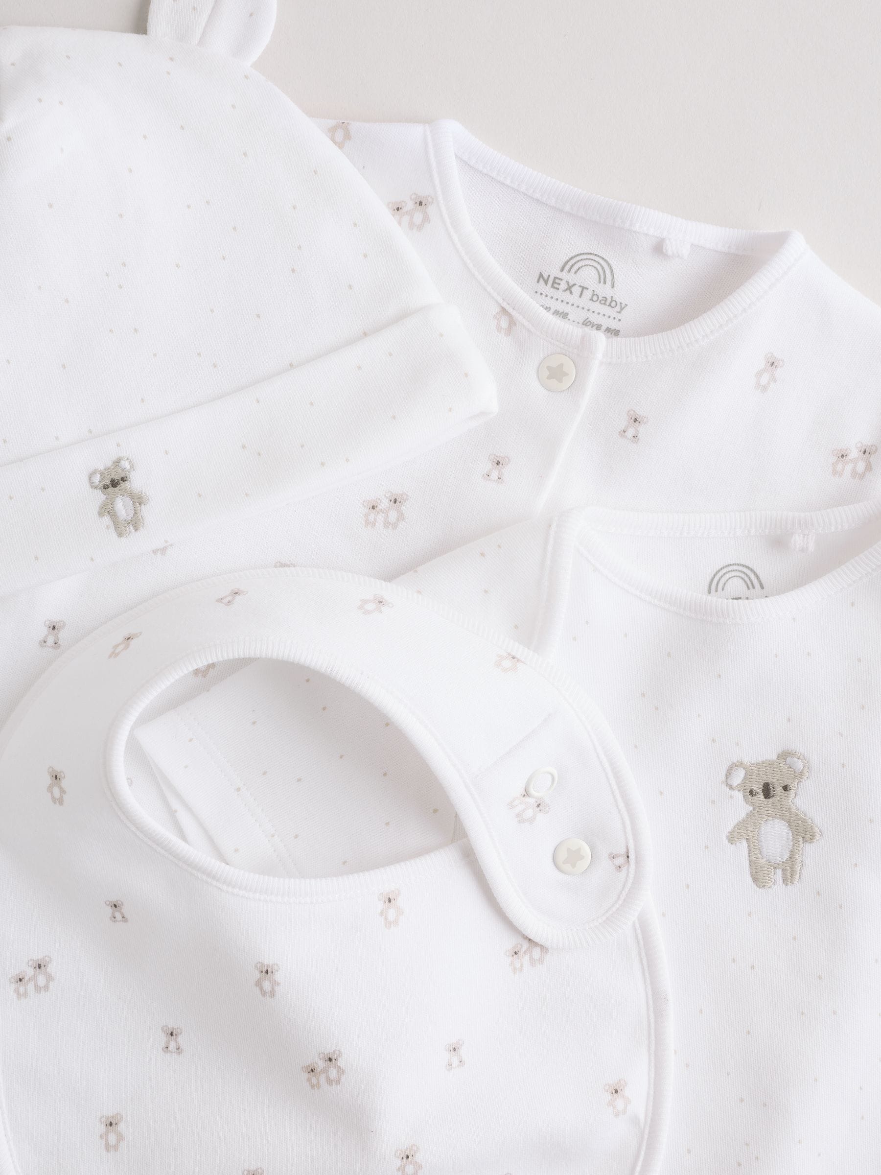Wit - Baby Pyjama, Bodysuit, muts en slabbetje 4 -delige set (0-9maanden)