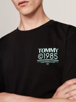 Camiseta com logo nas costas da coleção de 1985