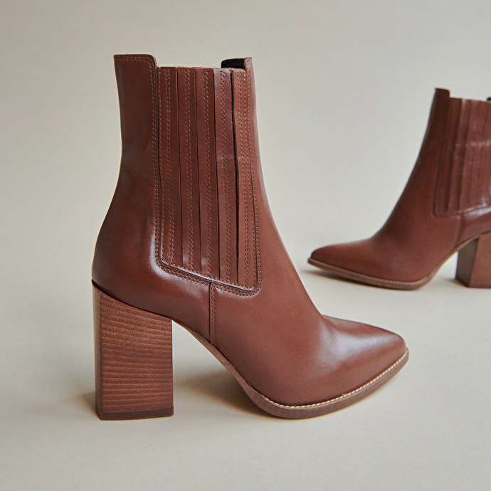 Boots à talons et bouts pointus  en cuir cognac