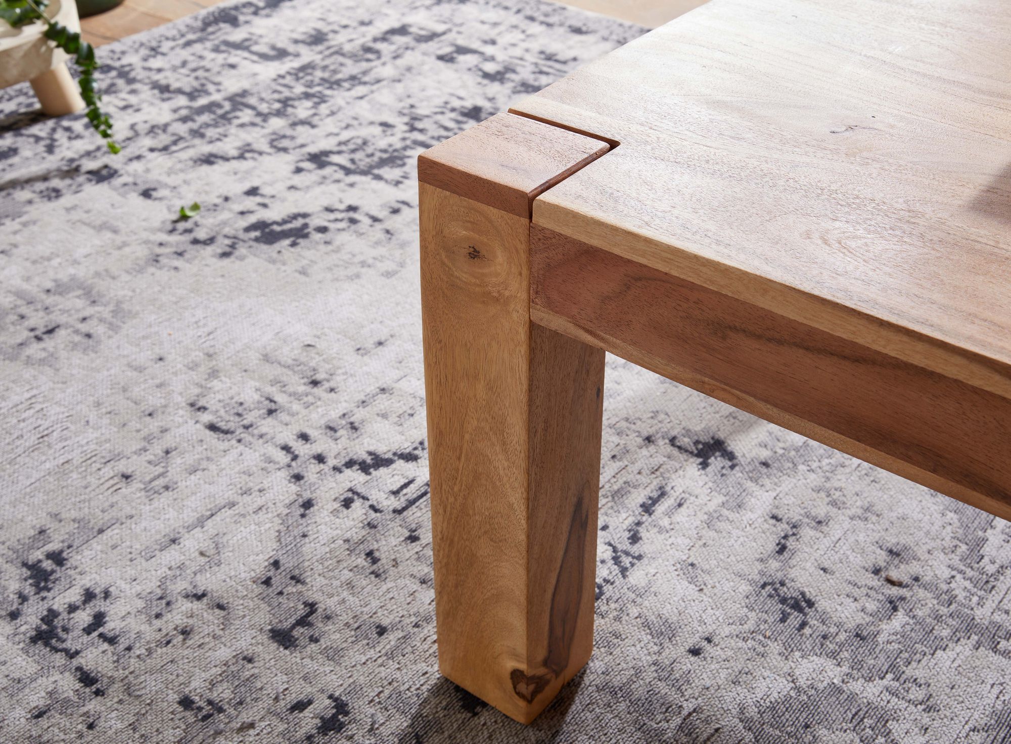 KADIMA DESIGN Rustikaler Couchtisch NAKO: Akazienholz, quadratisch, handgefertigt, pflegeleicht.
