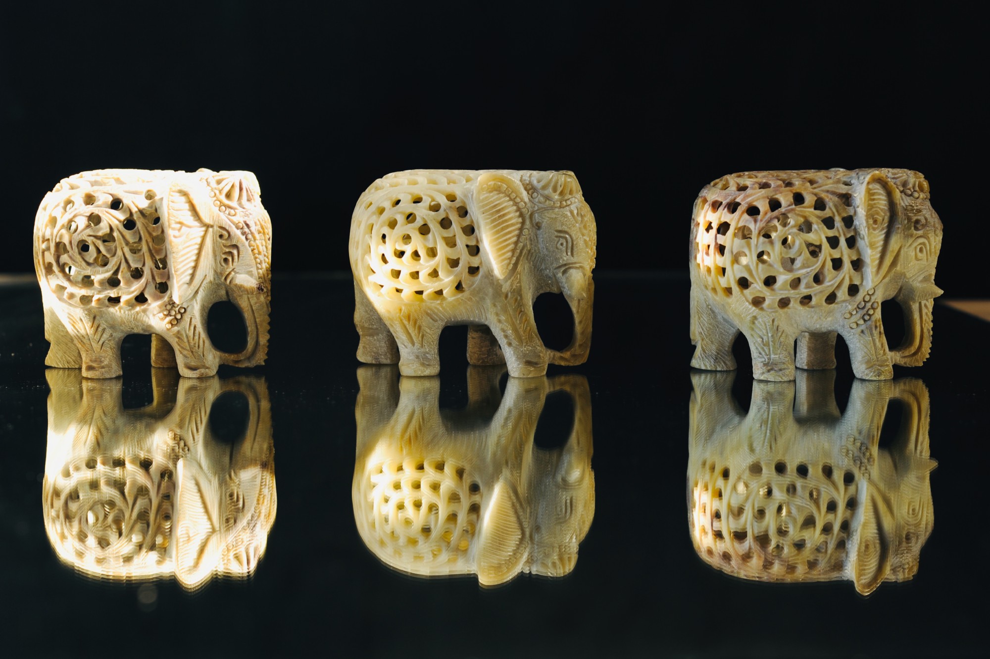 Elefant im Elefant aus Speckstein, B 9 cm, H 7 cm, L 4 cm von fischer's lagerhaus