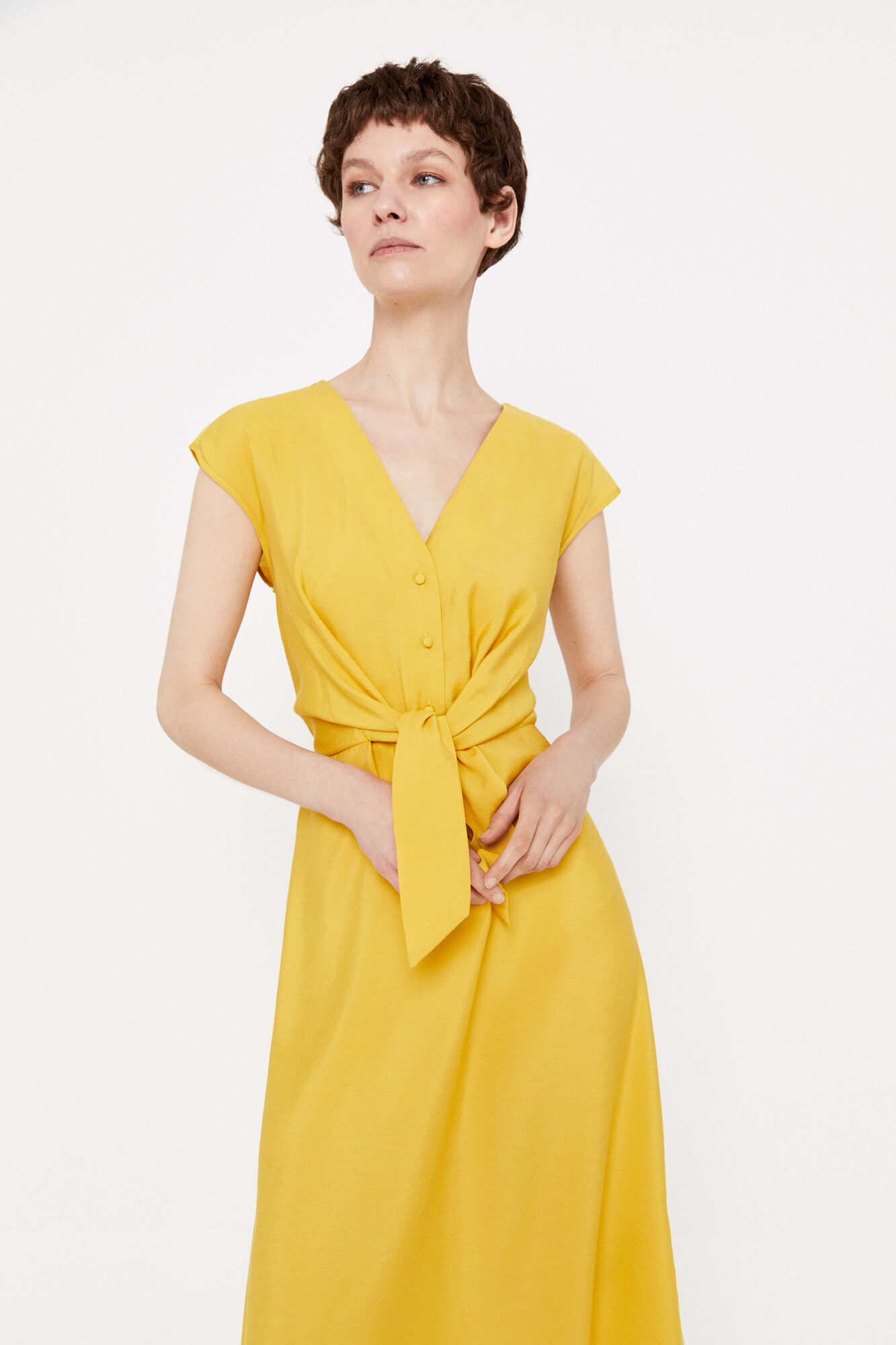 Vestido com amarração na cintura - Amarelo