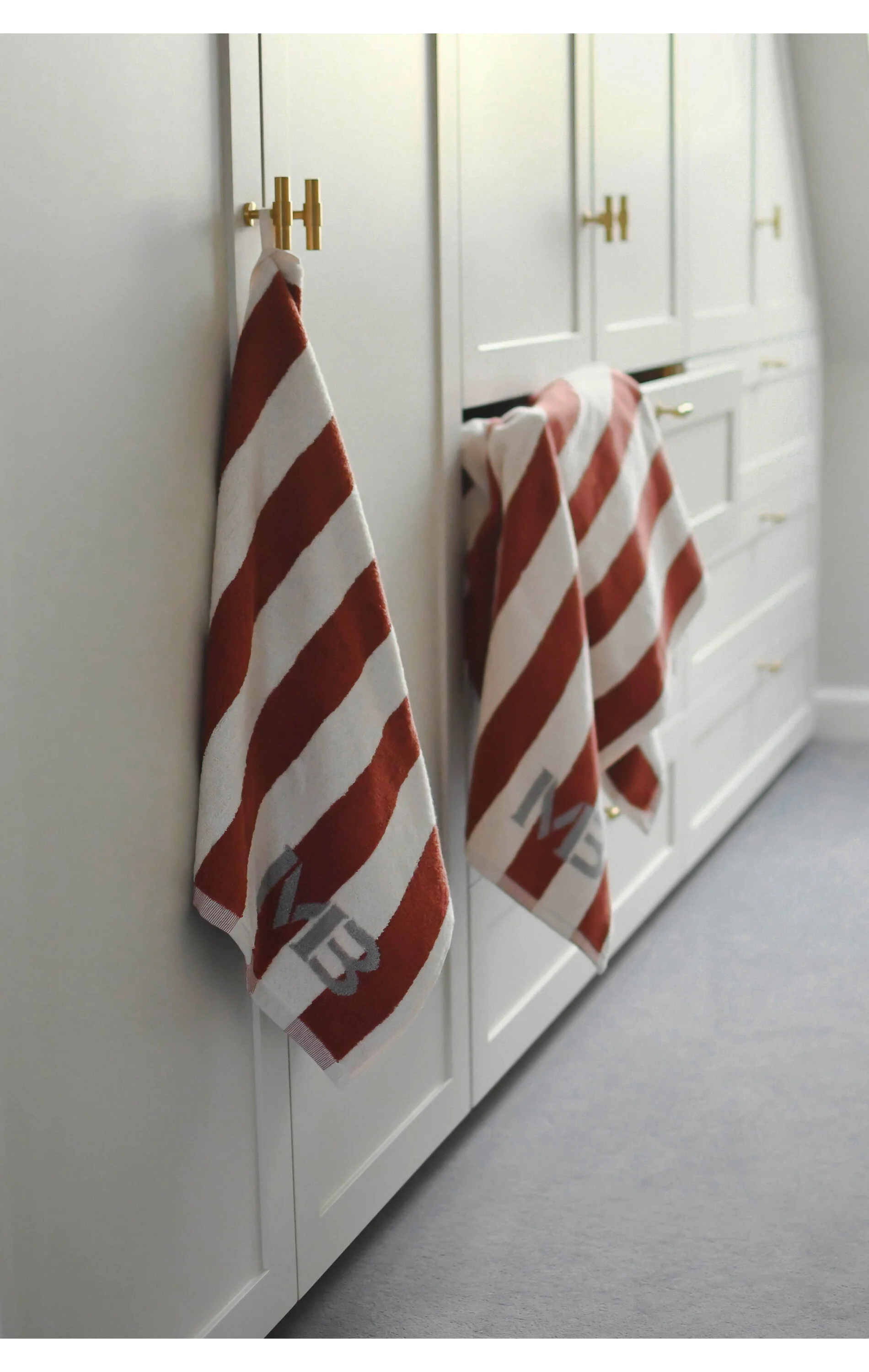 Margit Brandt  Stripe håndklæde - hvid/lysegrå/auburn