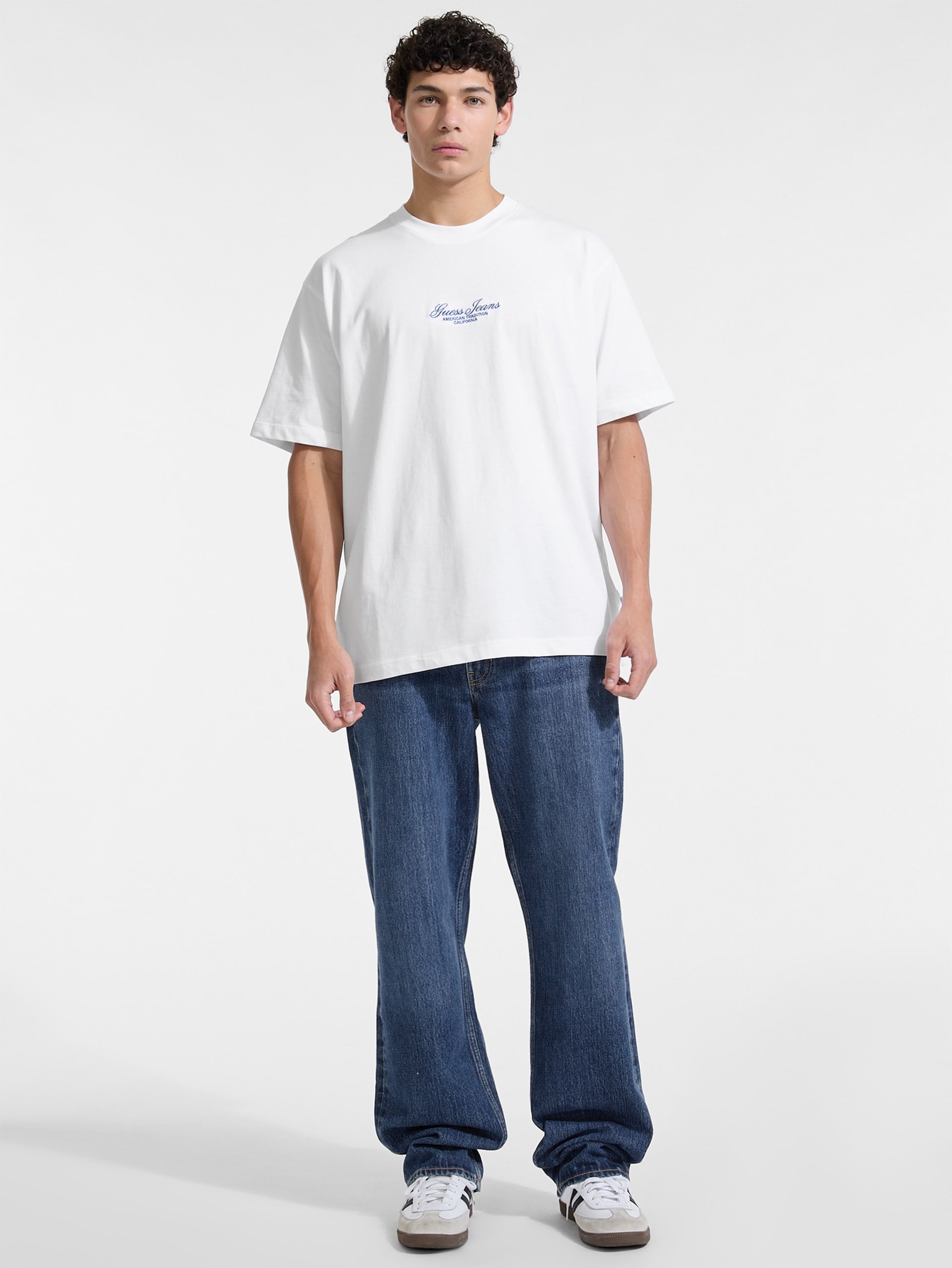 Camiseta oversized com logo bordado