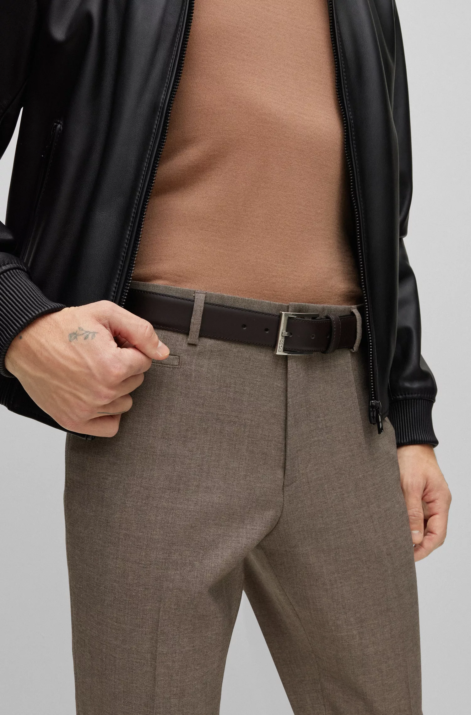 Cinto BOSS em couro italiano preto com fivela com o logotipo.