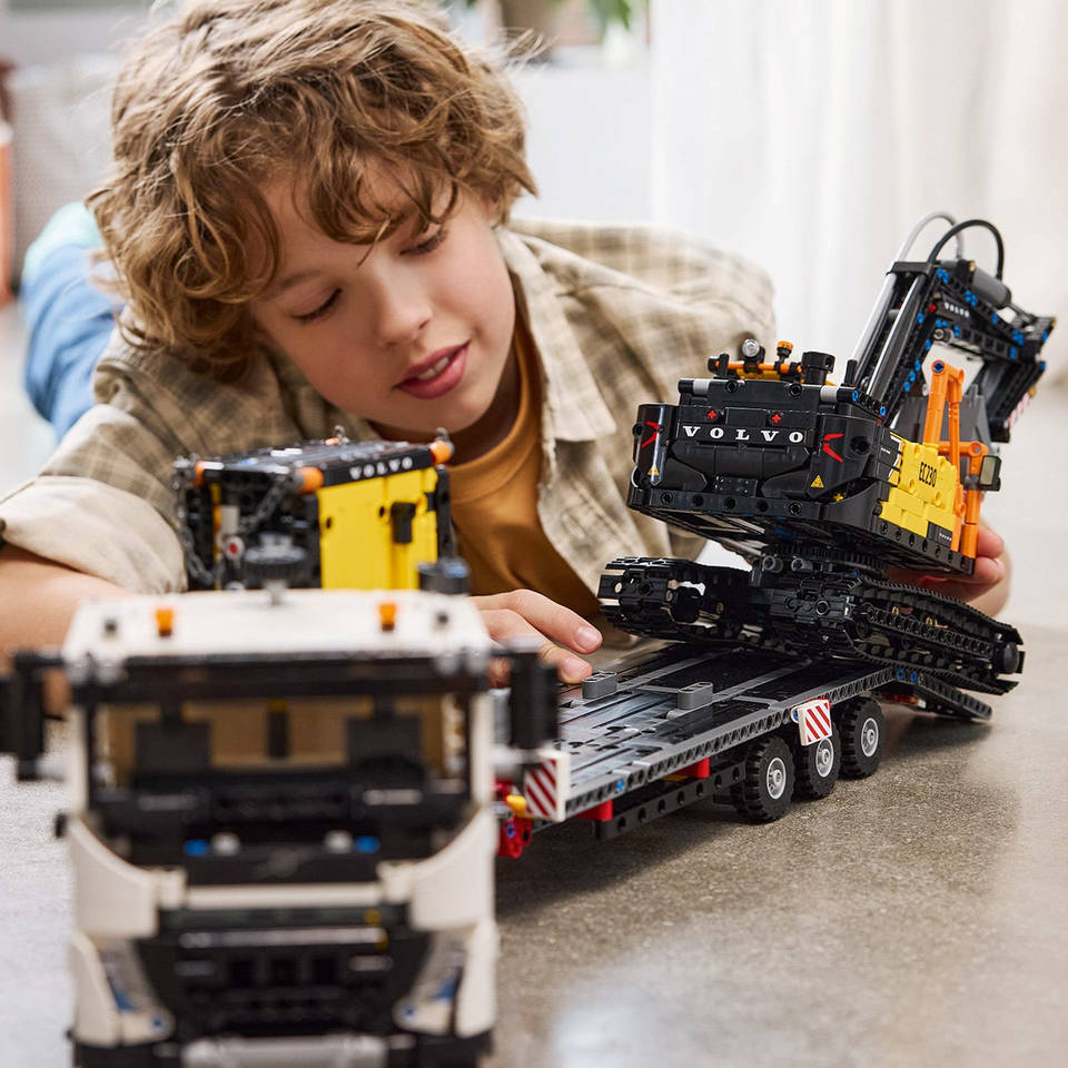 LEGO Technic Volvo FMX truck & EC230 elektrische graafmachine 42175