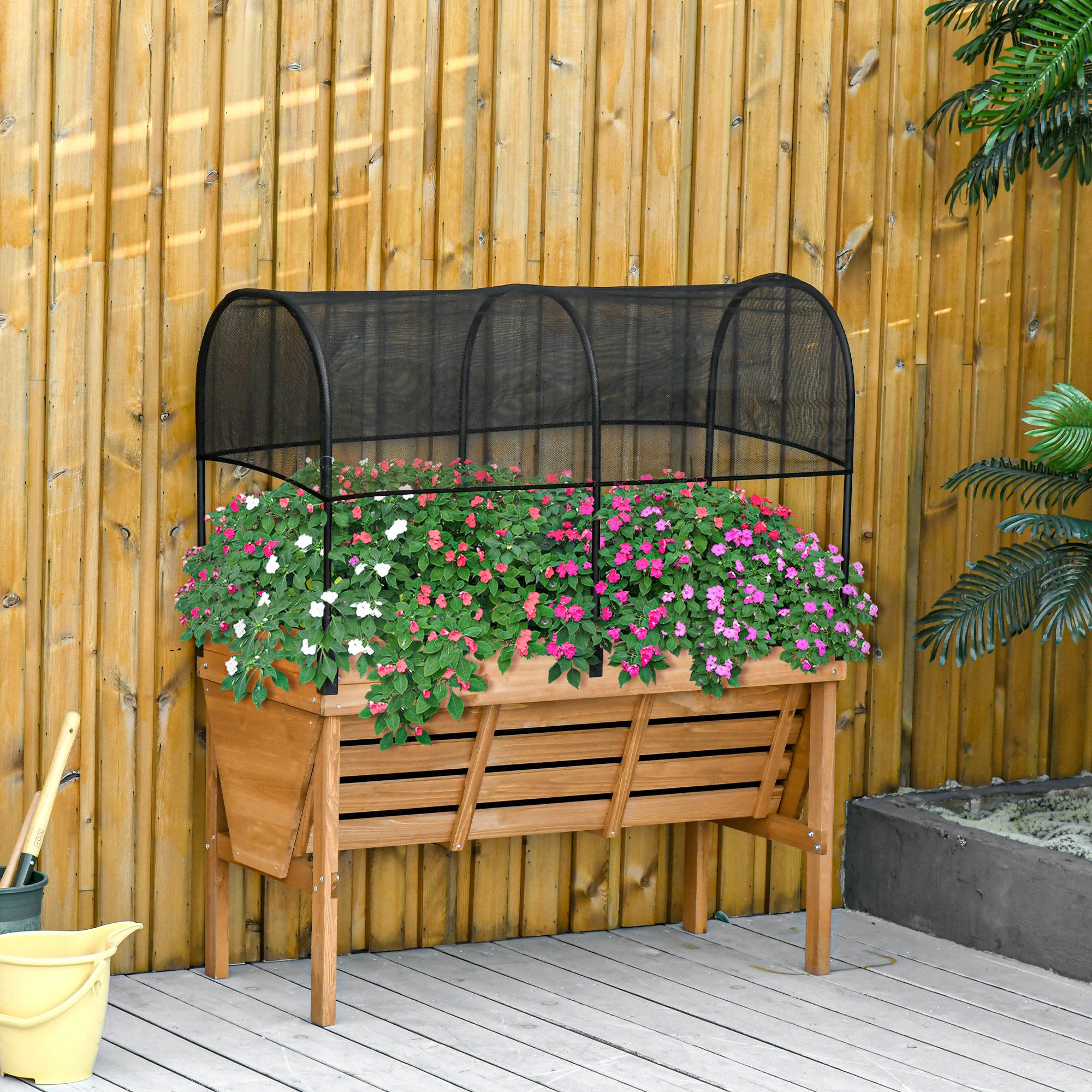 Horta urbana elevada de madeira Outsunny, 120x55x143 cm, com tela de sombreamento e geotêxtil para o cultivo de plantas e flores.