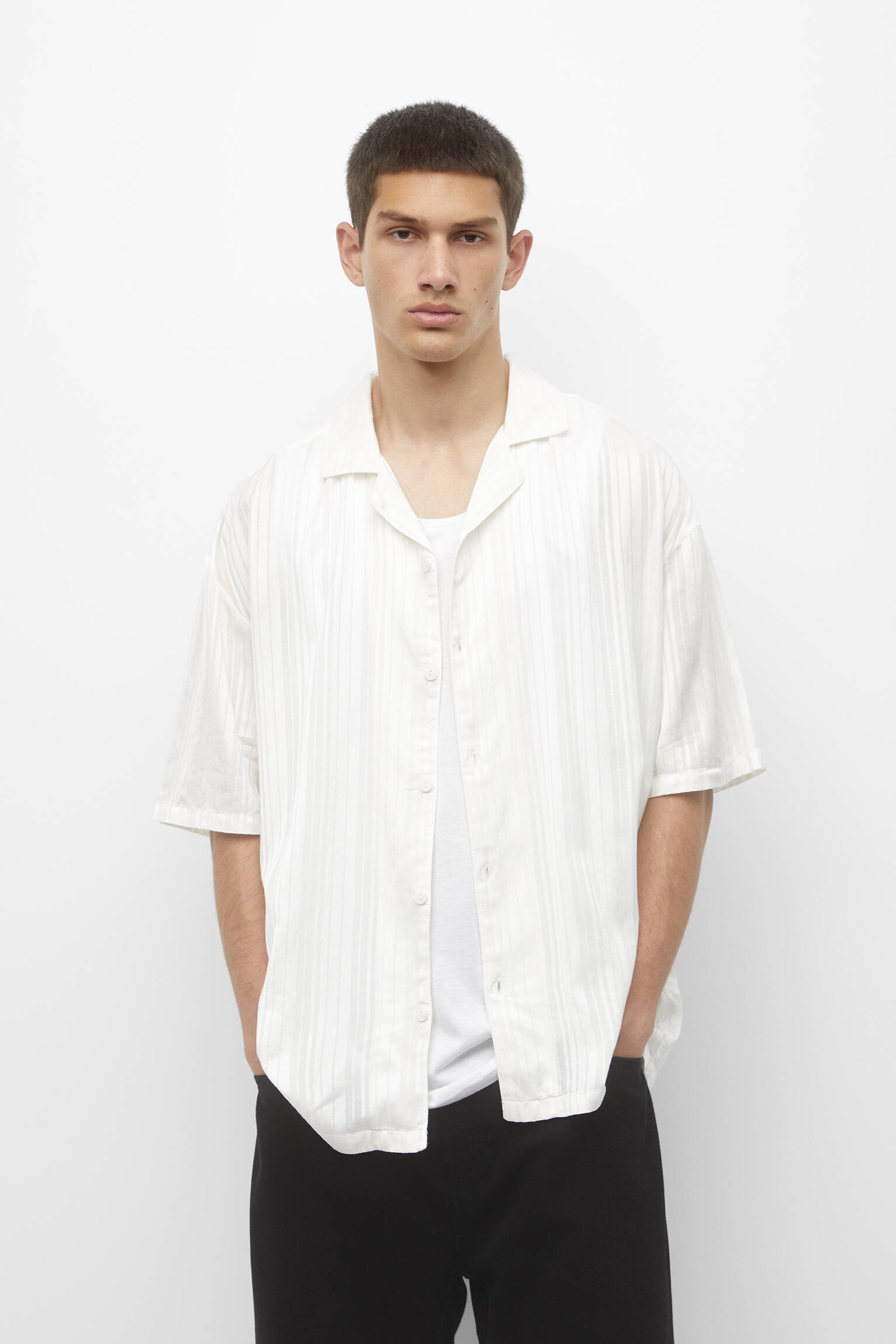 CAMISA LISTRADA BRANCA DE CETIM - TOM OFF WHITE