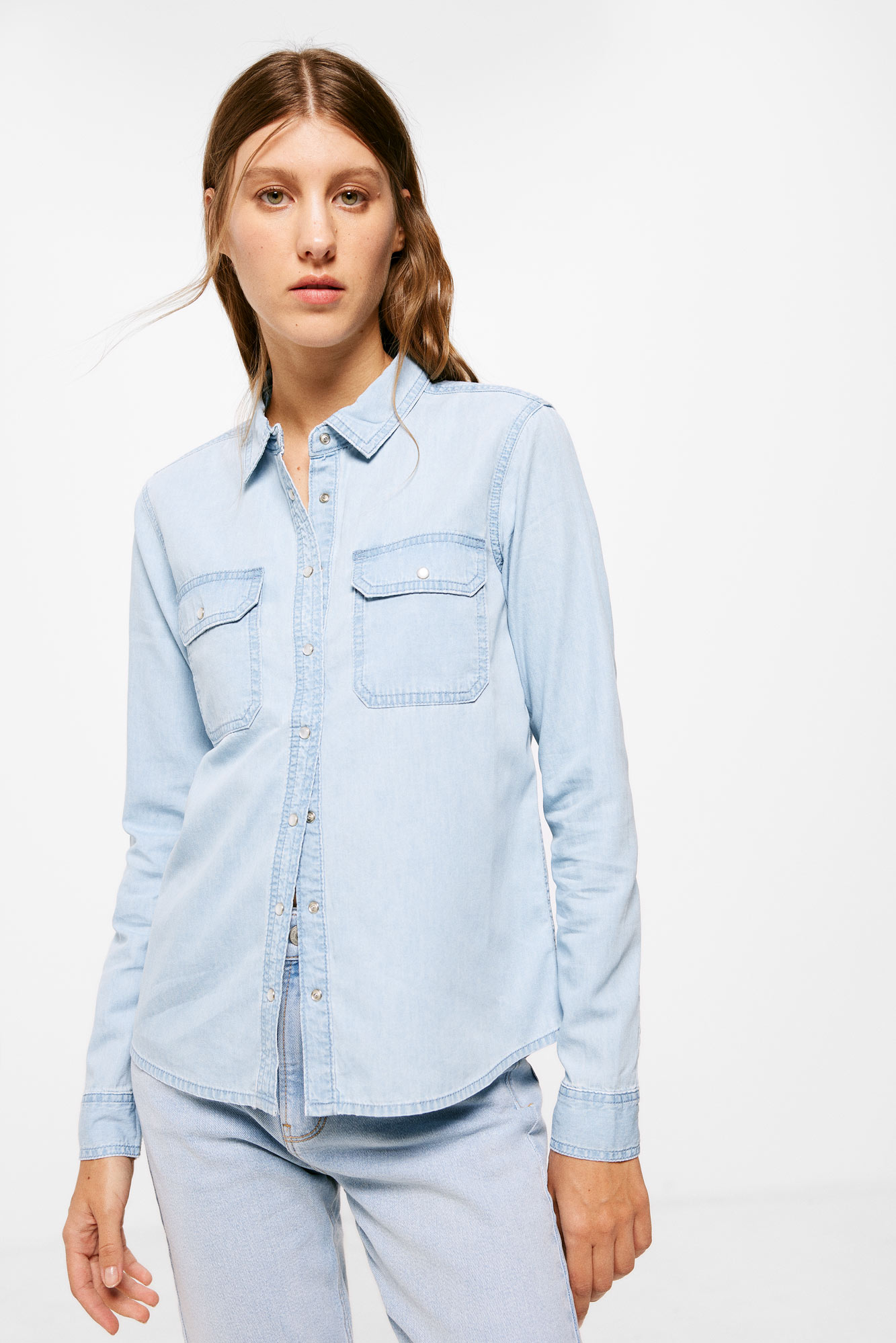 Blusa jeans com bolsos tipo envelope