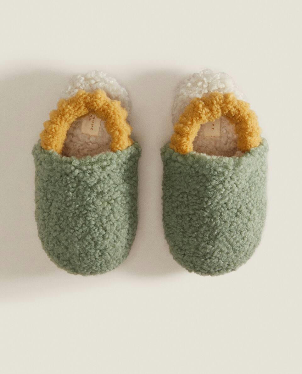 Chinelo de couro sintético com tira no calcanhar