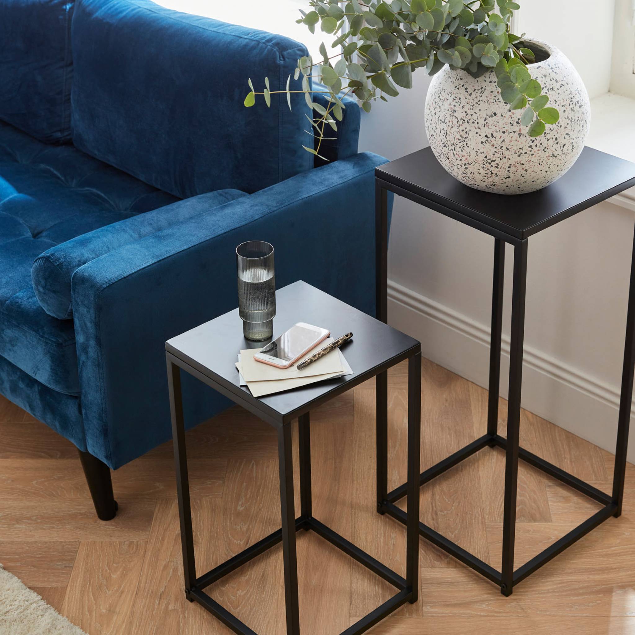 Canapé en velours bleu pétrole. 3 places scandinave fixe. Droit. Pieds bois noir