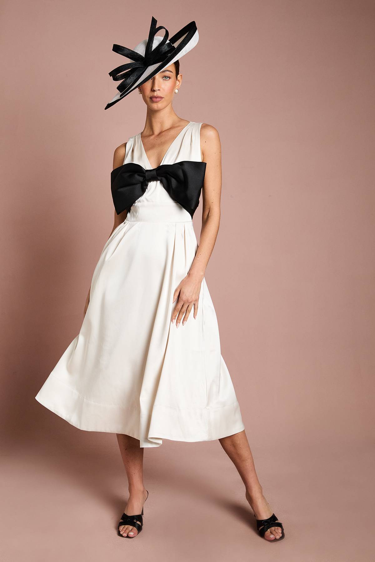 Coast Robe Mi-Longue Lisa en Satin Beige avec Détail Nœud