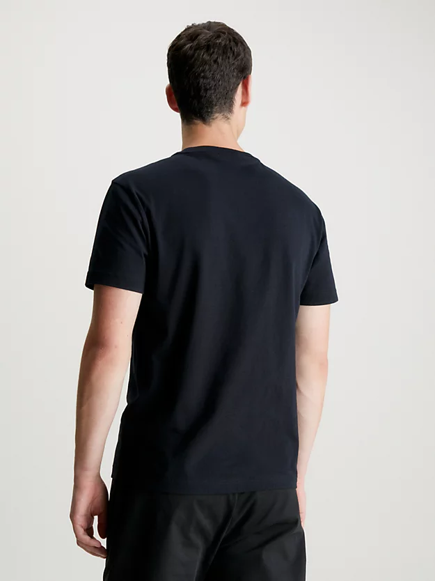 Camiseta com logotipo camuflado